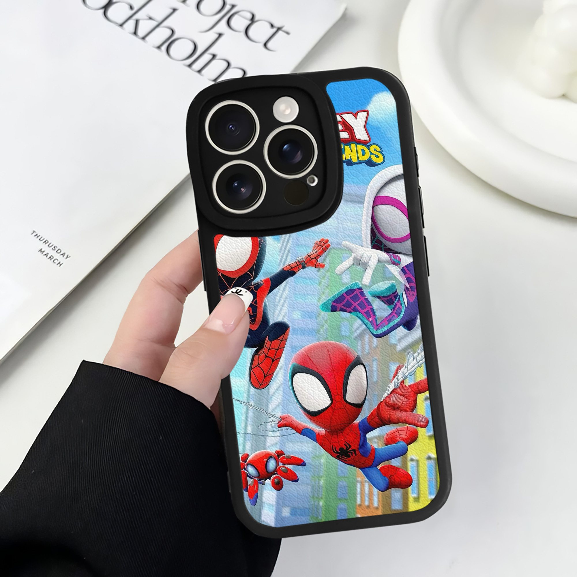 （画像用） Spider Man スパイダーマン 【iPhone 16シリーズ対応】シリコンスマホケース（レザー調） 材質：シリコン